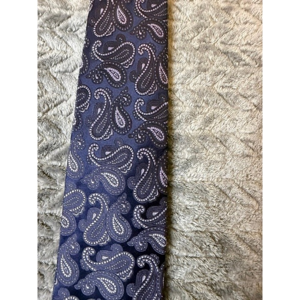 CM Gold Series Mens Navy Blue Lavender Paisley Stain Resistant Necktie Tie 0080